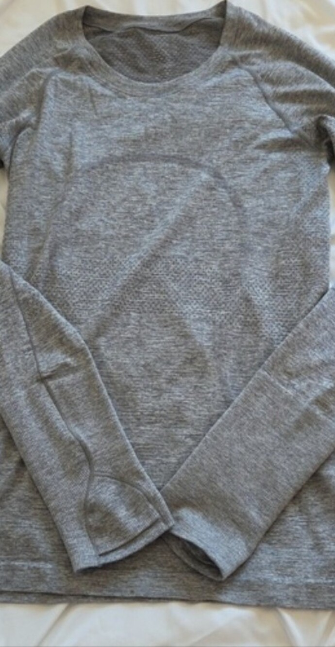 Lululemon Swiftly Tech Long Sleeve 2.0
Slate / White size 4